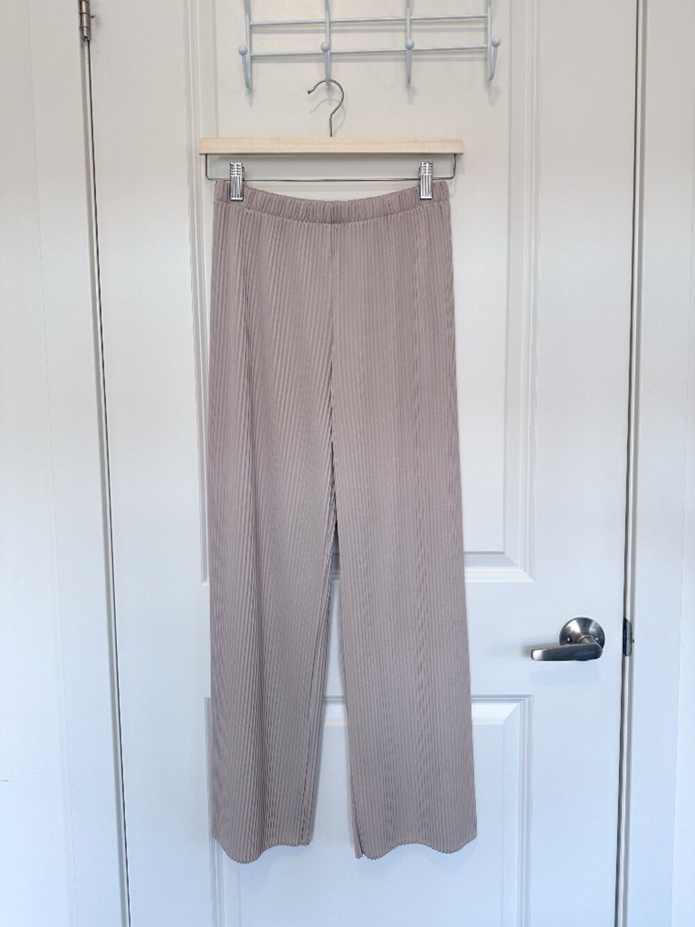 UNIQLO Pleated Straight Pants in Natural | Pleated Minimalist Style | Size Small
